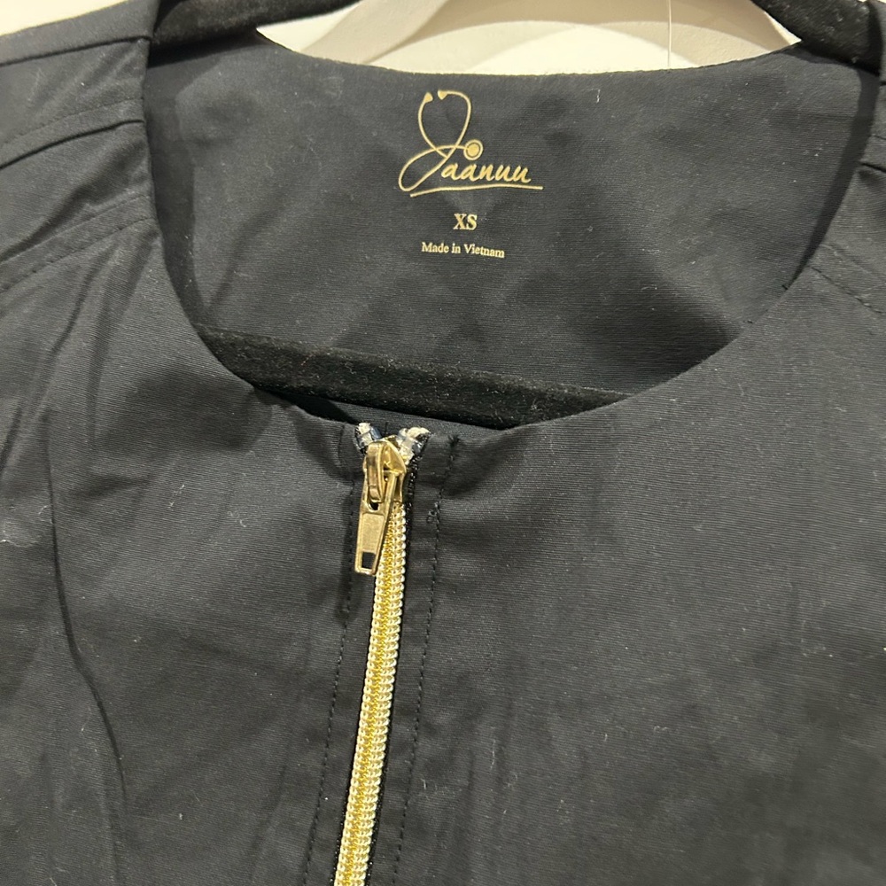 Jaanuu Black Zip-Up Top size Xs scrubs